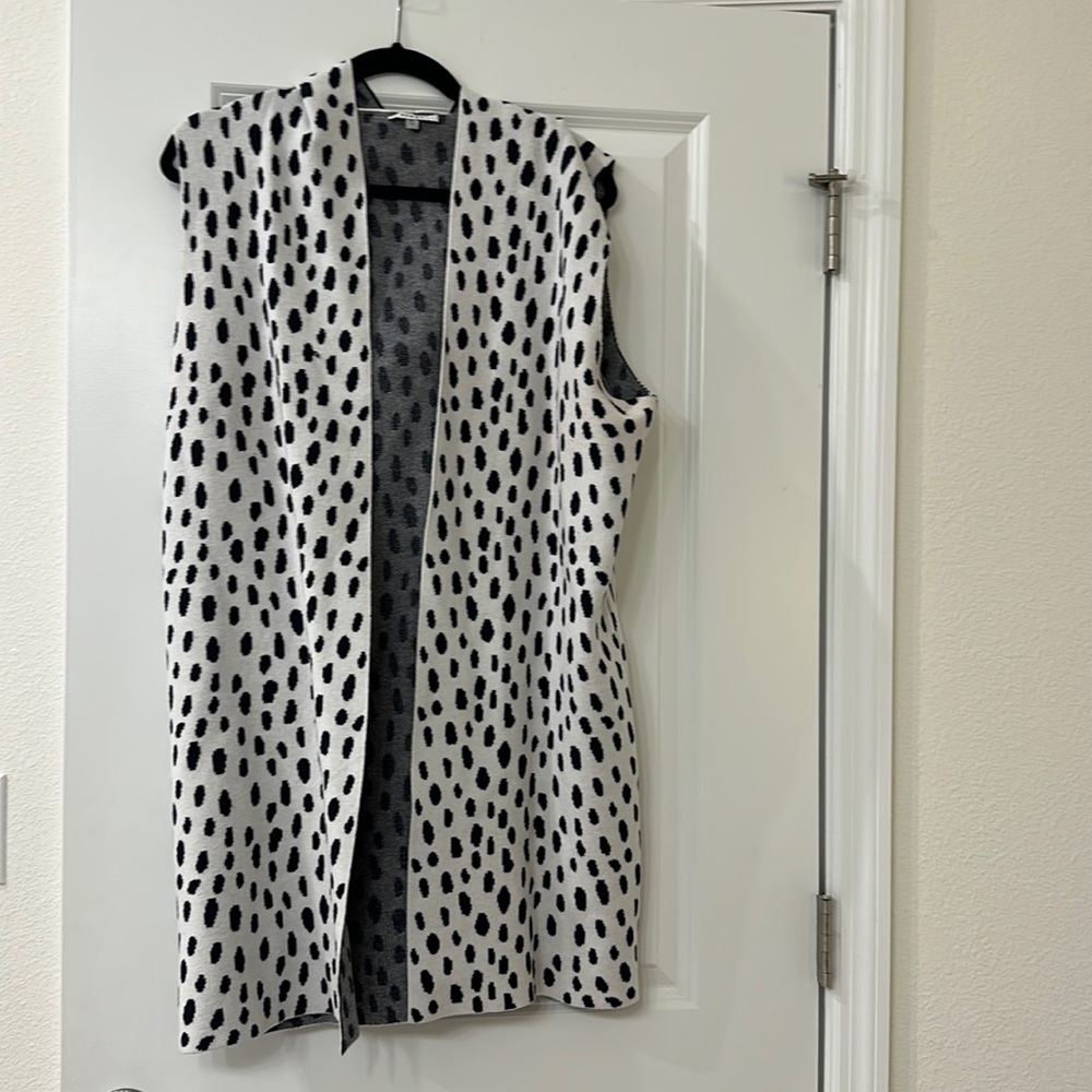 Sioni White & Black Dotted Hooded Sweater